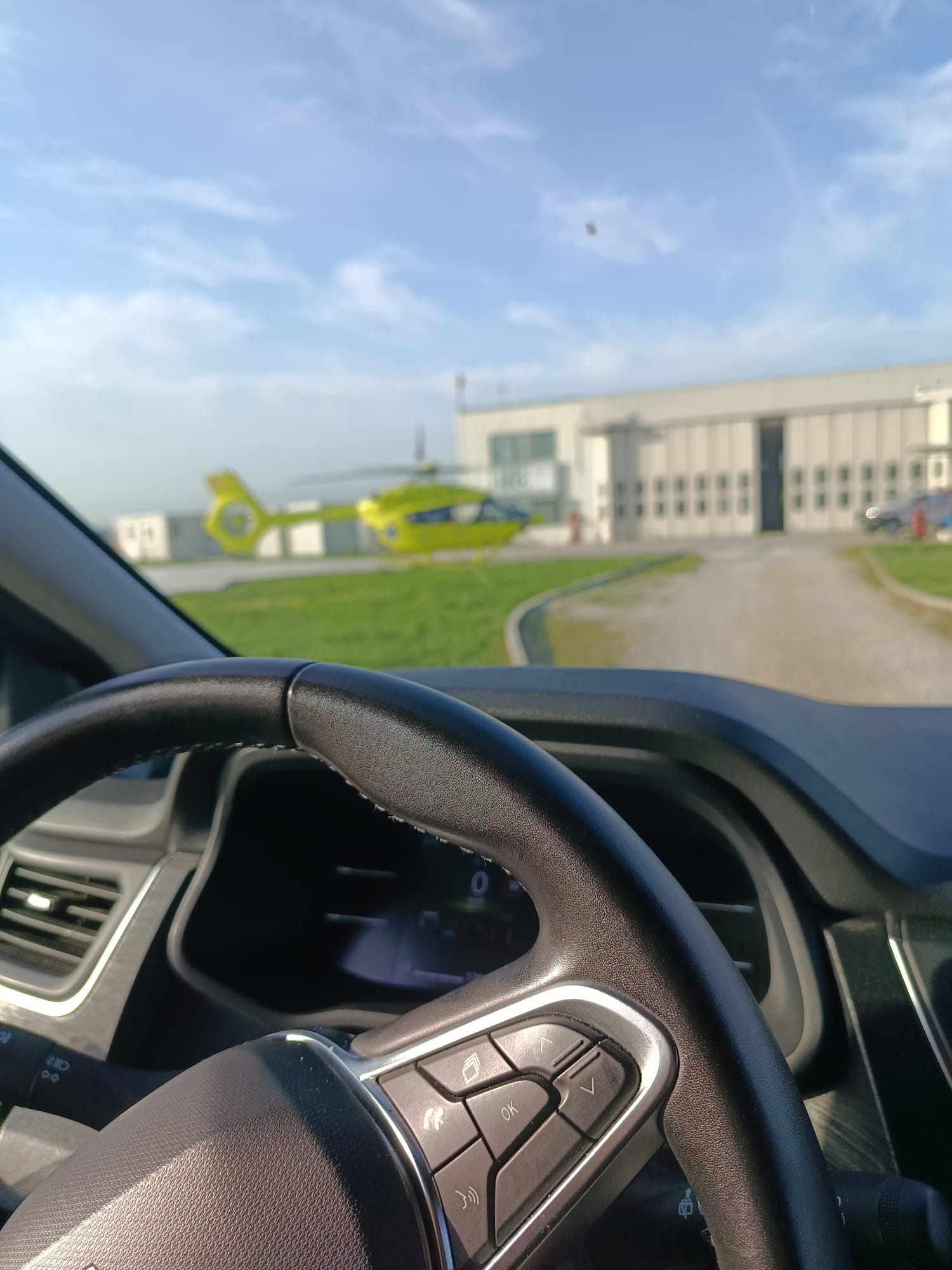 Transfer aeroporto Roma — vista dal volante con elicottero